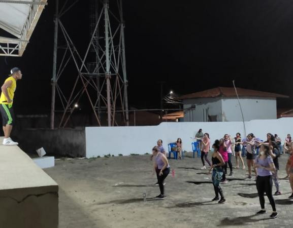 #AgostoLilás: Jardim do Mulato promove aula de zumba e orienta sobre o combate à violência contra a mulher
