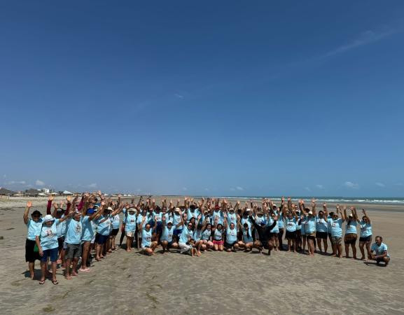 Idosos de Jardim do Mulato vivem dias de lazer no litoral do Piauí